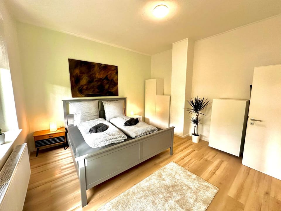 Bed, TV and multimedia, Living room, Photo of the whole room, Seating area, Bedroom