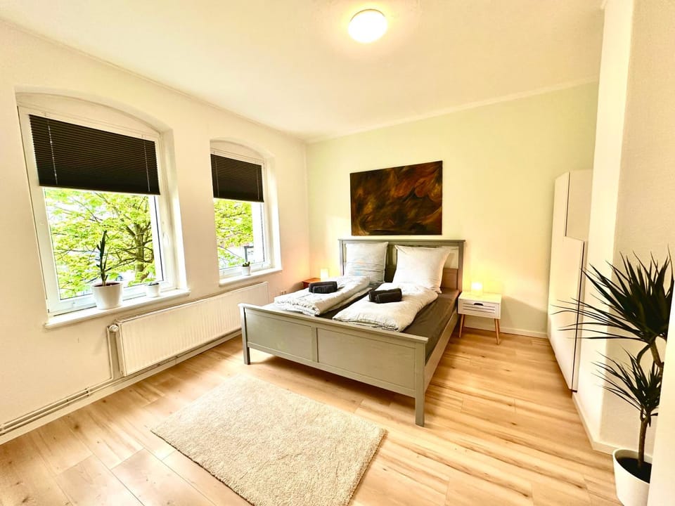 Bed, TV and multimedia, Living room, Photo of the whole room, Seating area, Bedroom