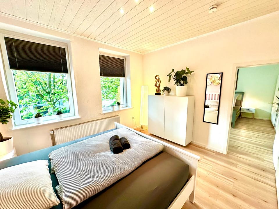 Bed, TV and multimedia, View (from property/room), View (from property/room), Living room, Photo of the whole room, Seating area, Bedroom, Garden view, Garden view, Landmark view, Landmark view, Street view, Street view