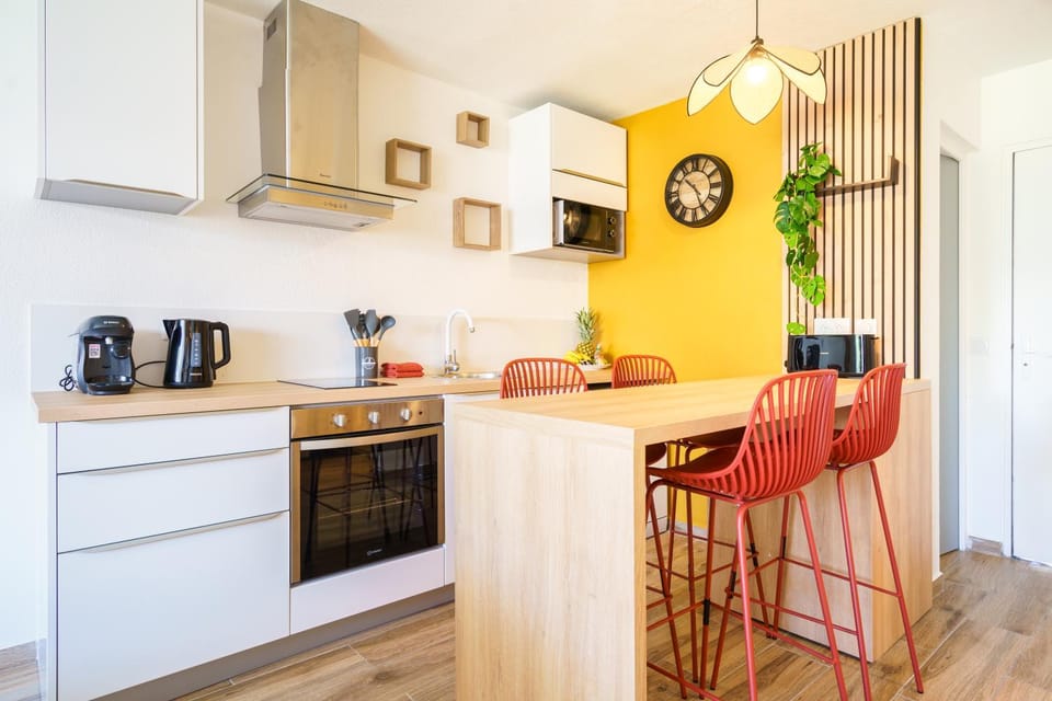 Coffee/tea facilities, Kitchen or kitchenette, Dining area, oven, toaster