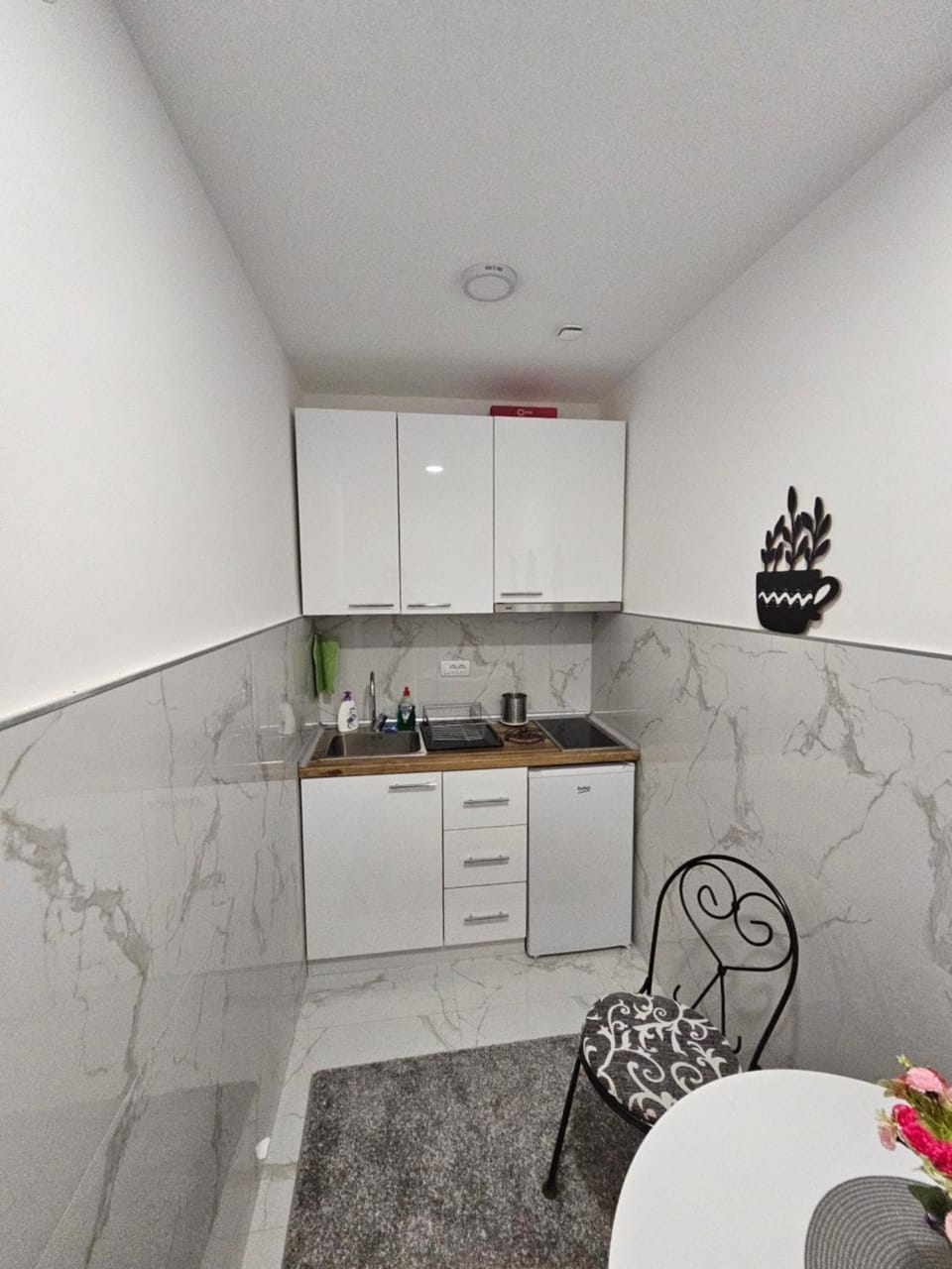 Kitchen or kitchenette, Dining area, minibar, stove