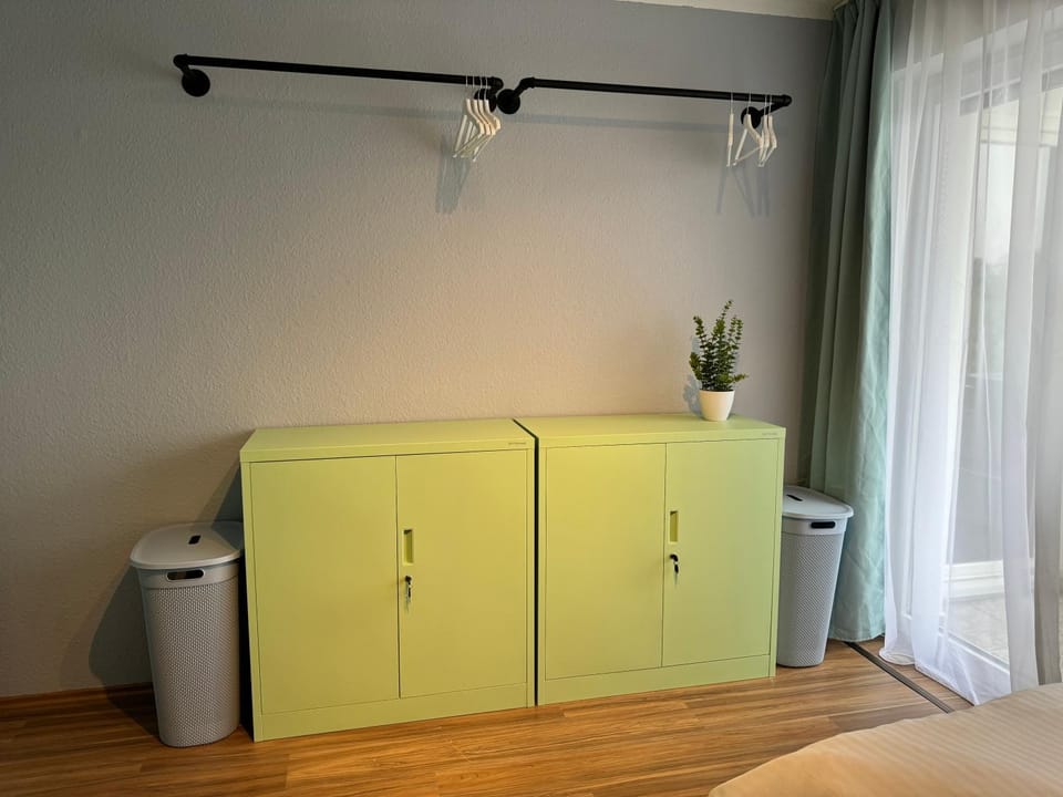 Photo of the whole room, Bedroom, wardrobe
