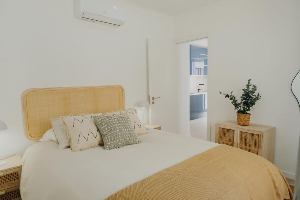 Bed, Photo of the whole room, Bedroom, air conditioner