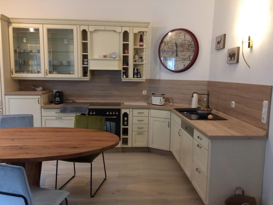 Coffee/tea facilities, Kitchen or kitchenette, Dining area, dishwasher, pet friendly, stove, toaster