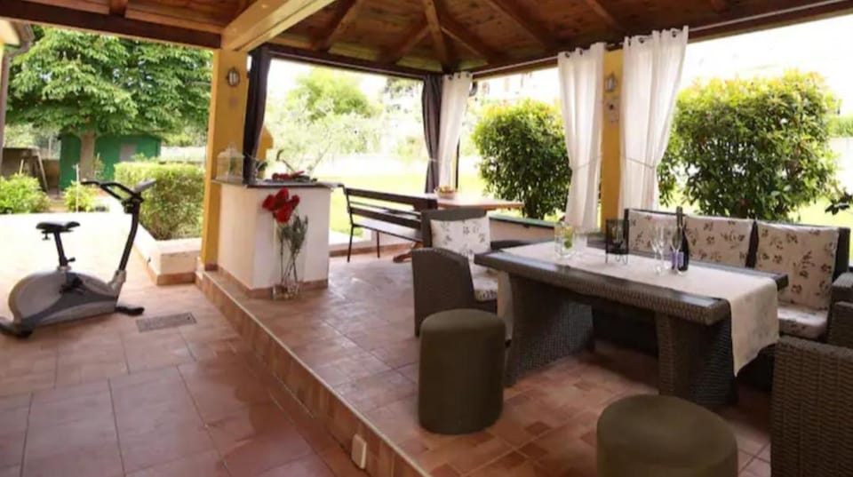 Garden, Balcony/Terrace, Living room, Seating area, Dining area