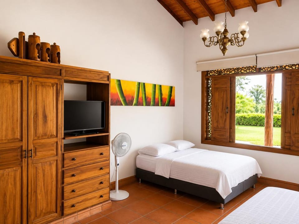 Bed, TV and multimedia, Photo of the whole room, Bedroom