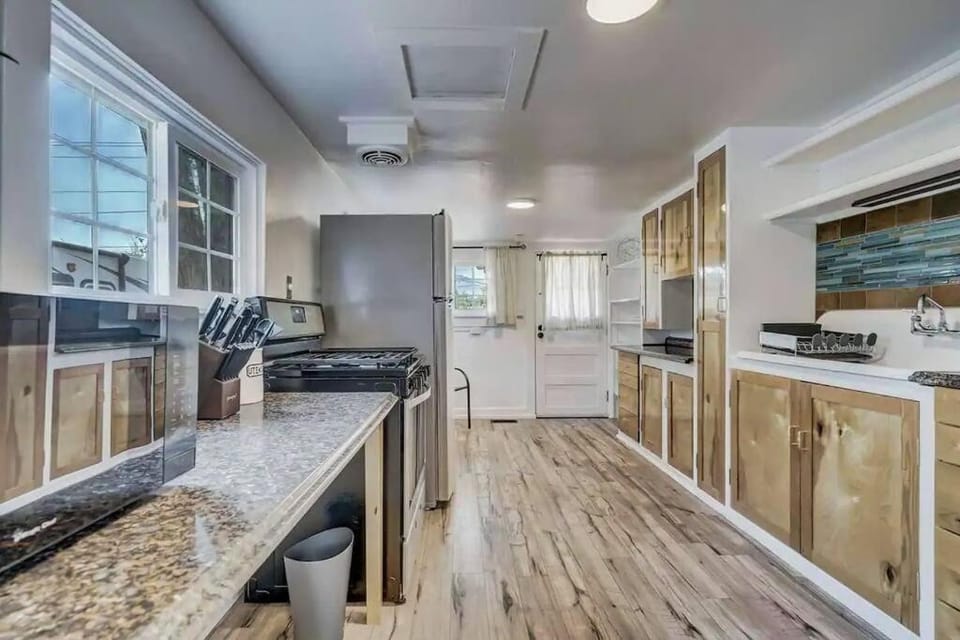 Hot Tub Pet Friendly Bungalow Central Downtown Villa in Colorado Springs