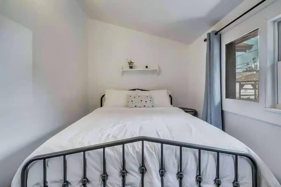 Hot Tub Pet Friendly Bungalow Central Downtown Villa in Colorado Springs