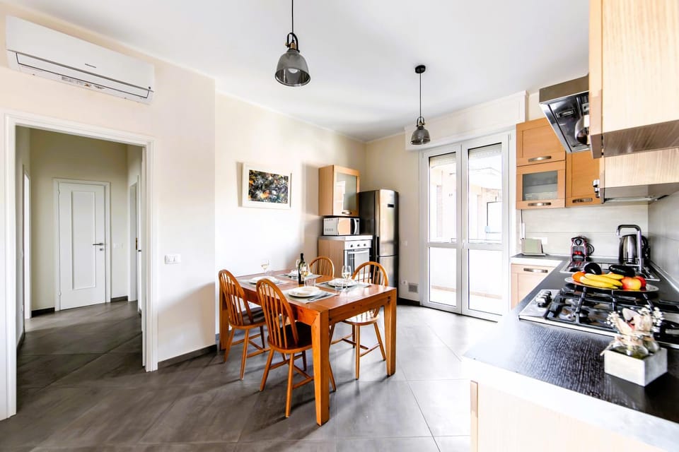 Kitchen or kitchenette, Dining area, minibar, pet friendly, toaster, air conditioner