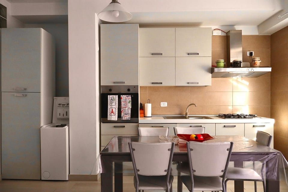 Coffee/tea facilities, Kitchen or kitchenette, Seating area, Dining area, oven, stove