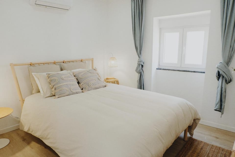 Photo of the whole room, Bedroom, air conditioner