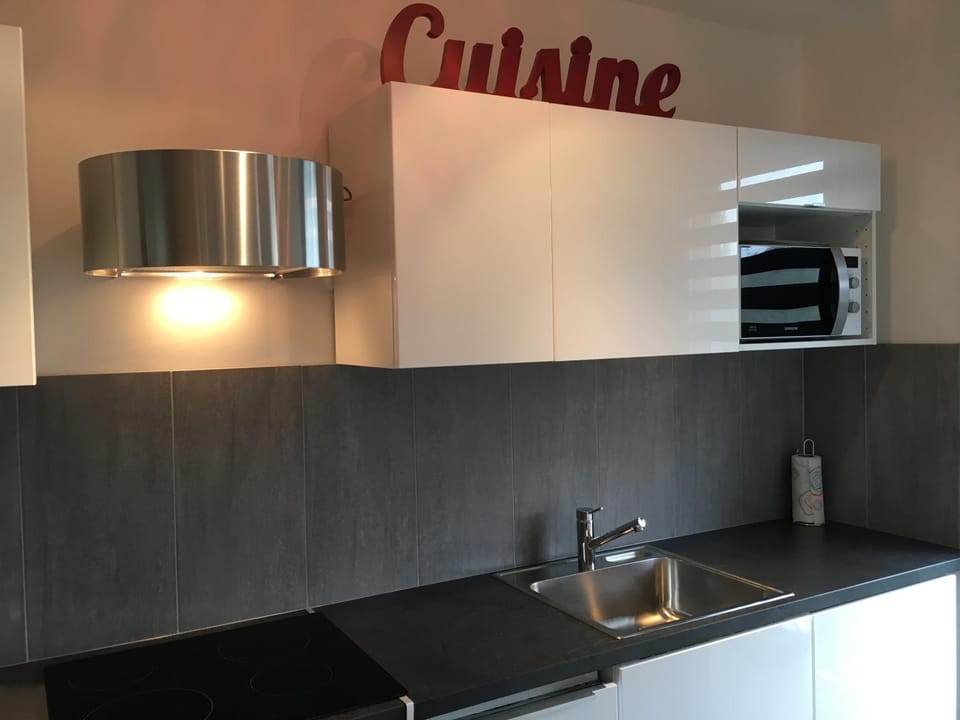 Grand Studio design avec parking Apartment in Courbevoie