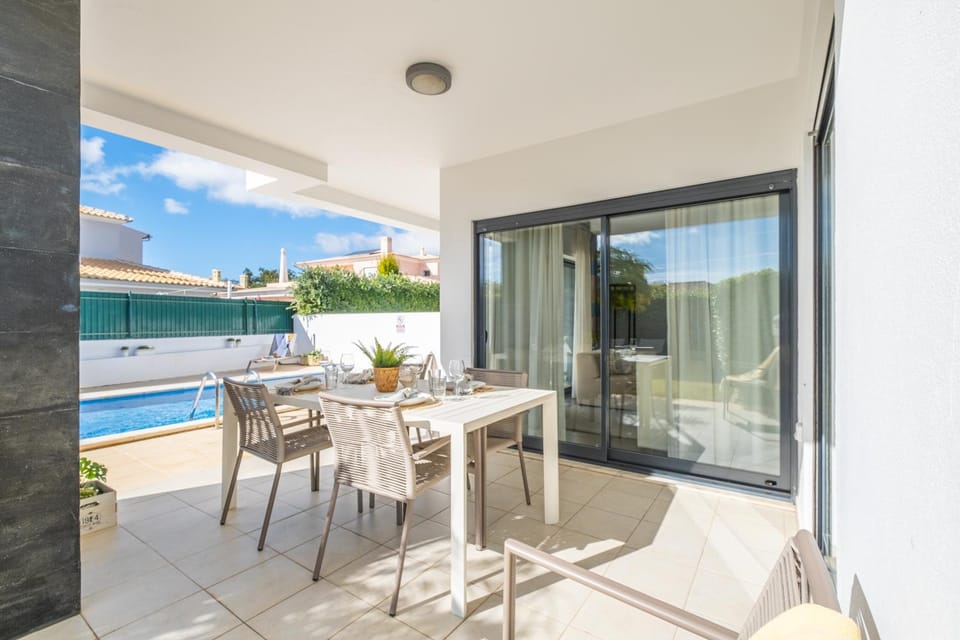 Property building, Dining area, Swimming pool, sunbed