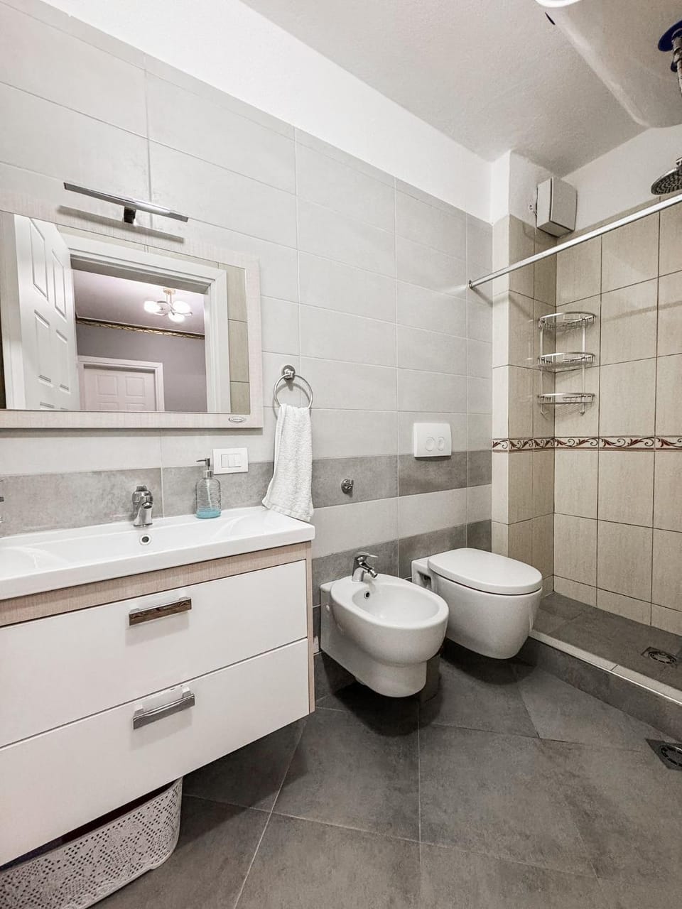 Shower, Toilet, Bathroom, bidet, towels