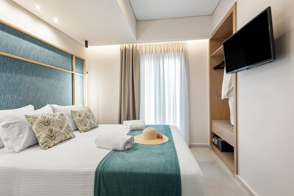 Bed, TV and multimedia, Photo of the whole room, Bedroom, towels