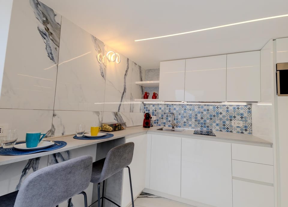 Kitchen or kitchenette, Dining area, stove