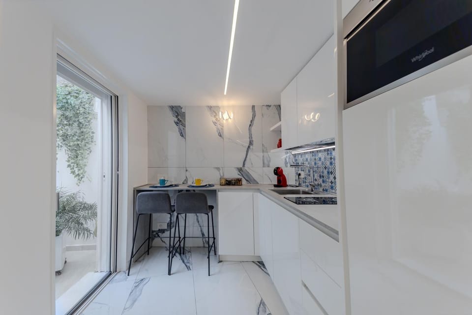 Kitchen or kitchenette, Dining area, stove