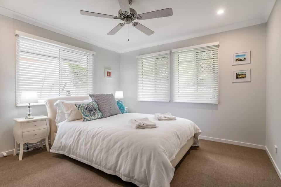 Bed, Bedroom, Garden view, towels