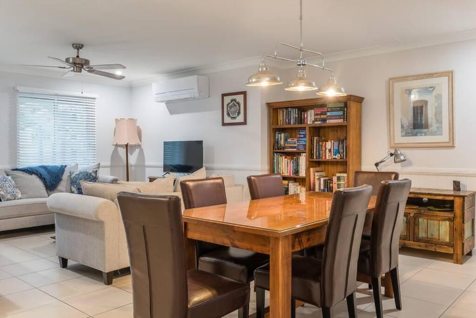 Library, TV and multimedia, Living room, Seating area, Dining area, air conditioner
