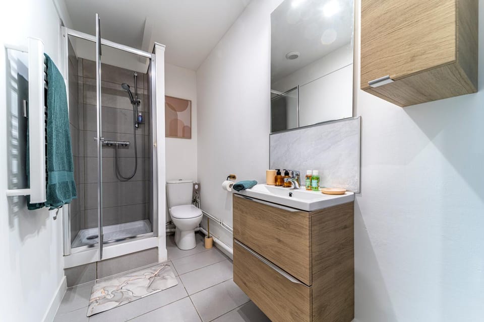 Shower, Toilet