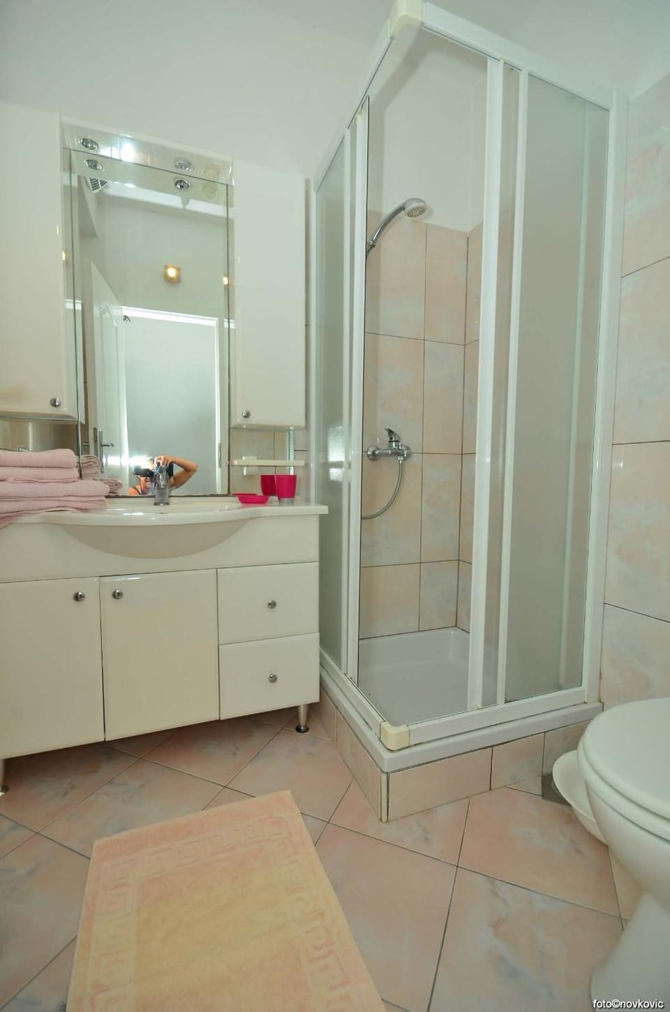 Shower, Toilet, Bathroom, towels