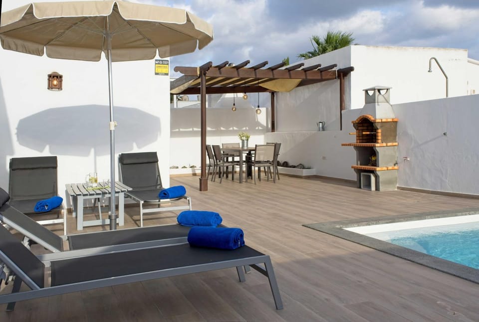 Patio, BBQ facilities, Balcony/Terrace, Balcony/Terrace, Pool view, Swimming pool, Swimming pool, sunbed
