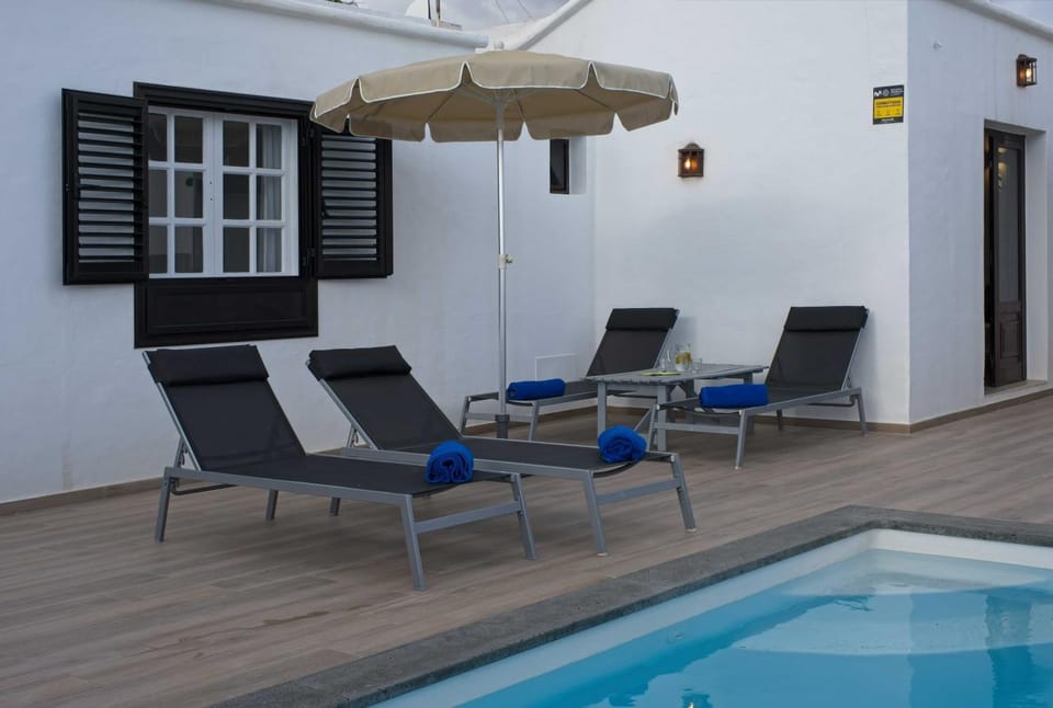 Patio, Balcony/Terrace, Balcony/Terrace, Seating area, Pool view, Swimming pool, Swimming pool, sunbed