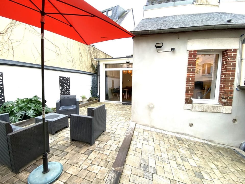 Property building, Patio, Balcony/Terrace