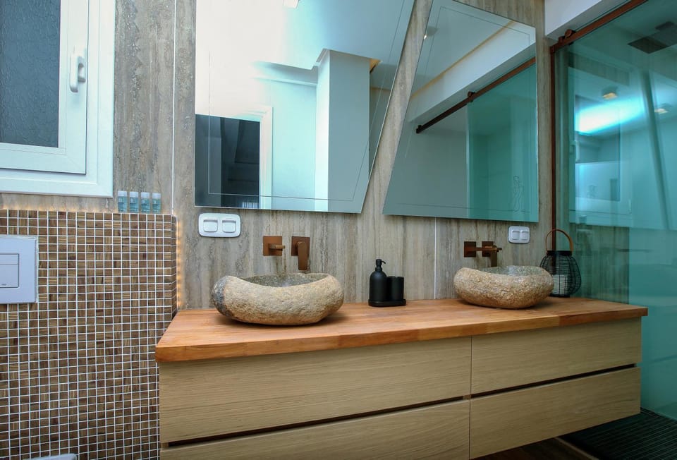 Shower, Toilet, Decorative detail