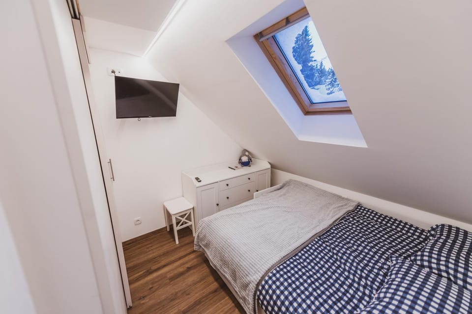 Bed, TV and multimedia, Photo of the whole room, Bedroom