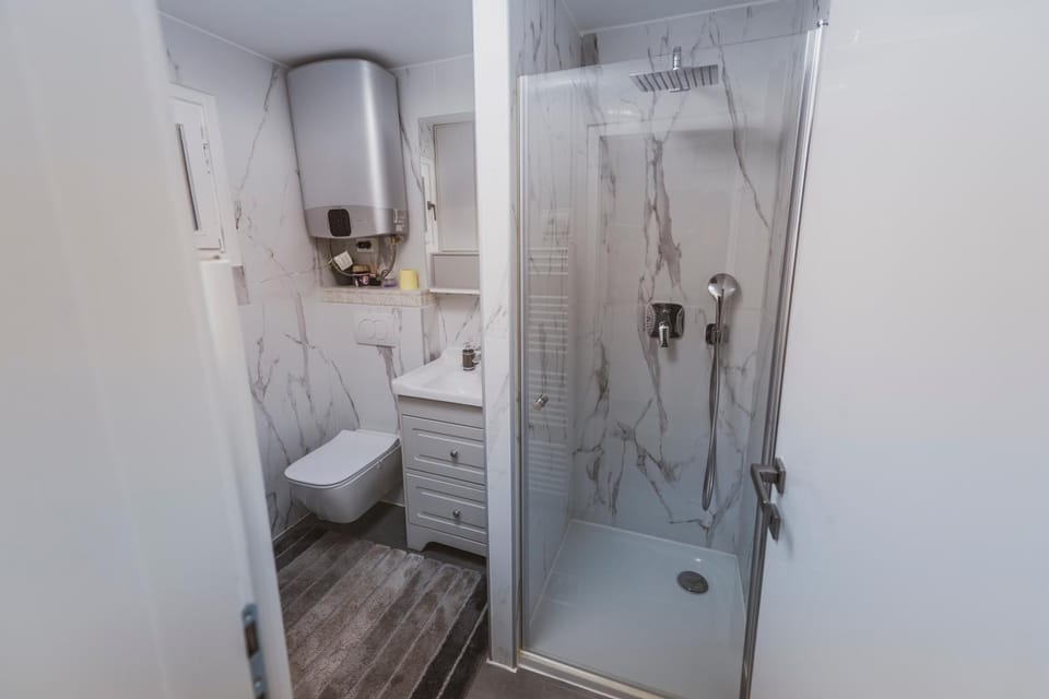Shower, Toilet, Bathroom, towels