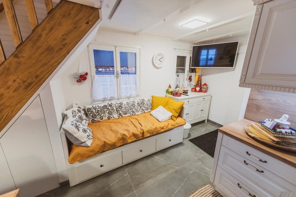 TV and multimedia, Kitchen or kitchenette, Living room, Seating area