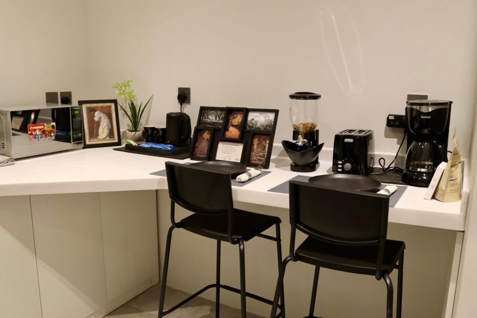 Coffee/tea facilities, Kitchen or kitchenette, Dining area, minibar, toaster, kitchen