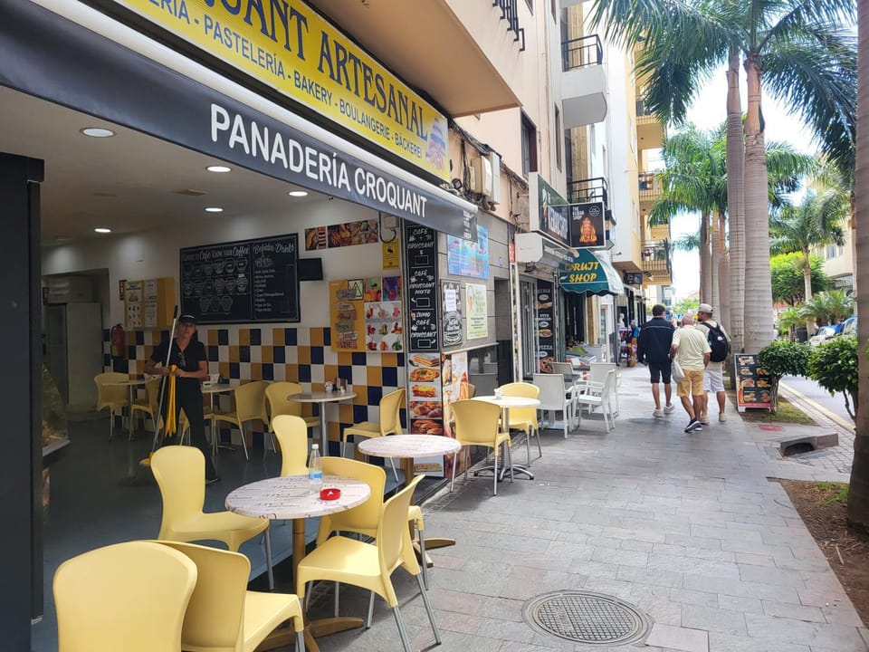 Property building, Restaurant/places to eat, People, Food and drinks, Food, City view, Street view, Location