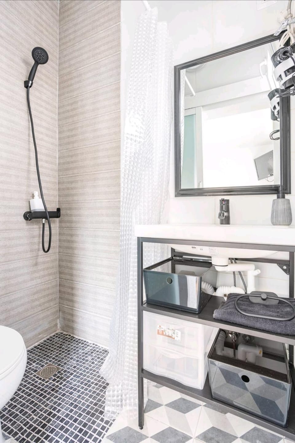 Shower, Toilet