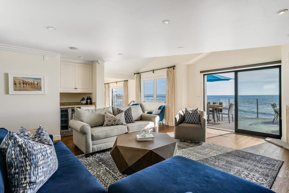 Luxury, renovated, oceanfront home with incredible deck & views - dogs welcome House in La Jolla