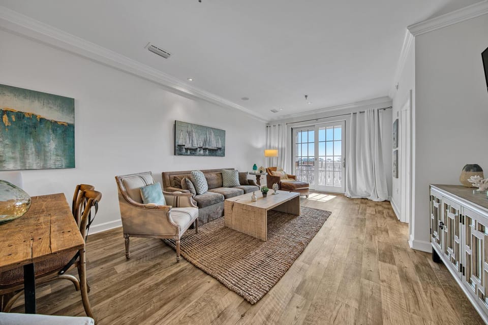 Newly renovated overlooking the Seacrest Village Pool and Beach access House in Rosemary Beach