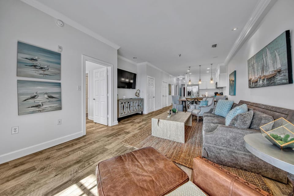 Newly renovated overlooking the Seacrest Village Pool and Beach access House in Rosemary Beach