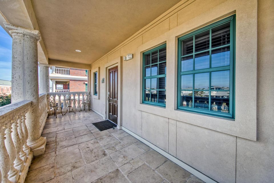 Newly renovated overlooking the Seacrest Village Pool and Beach access House in Rosemary Beach