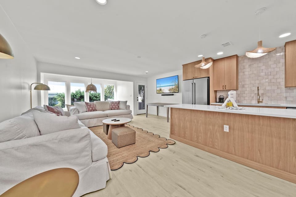 Gulf Front, Stunning Views! Newly Renovated! Dolphin Watch #1 House in Seacrest