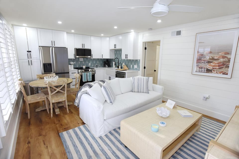 Tradewinds Cottage Completely Renovated Easy Beach & Pool Access House in Bradenton Beach