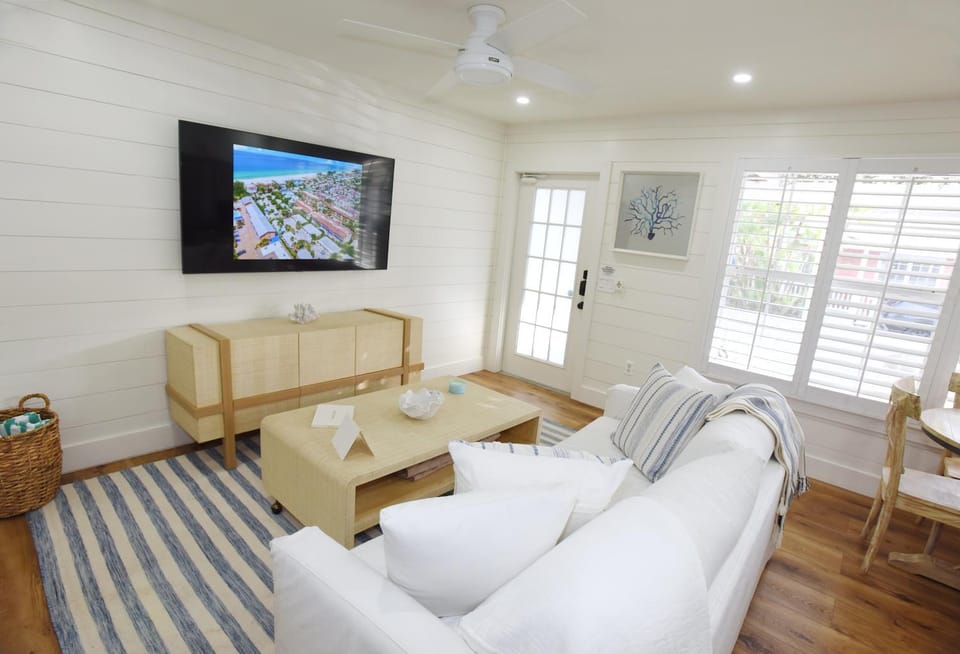 Tradewinds Cottage Completely Renovated Easy Beach & Pool Access House in Bradenton Beach