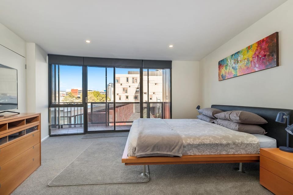 Bed, TV and multimedia, View (from property/room), Balcony/Terrace, Photo of the whole room, Bedroom