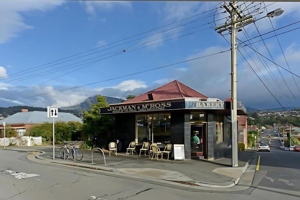 Day, Neighbourhood, Natural landscape, Mountain view, Street view, Location