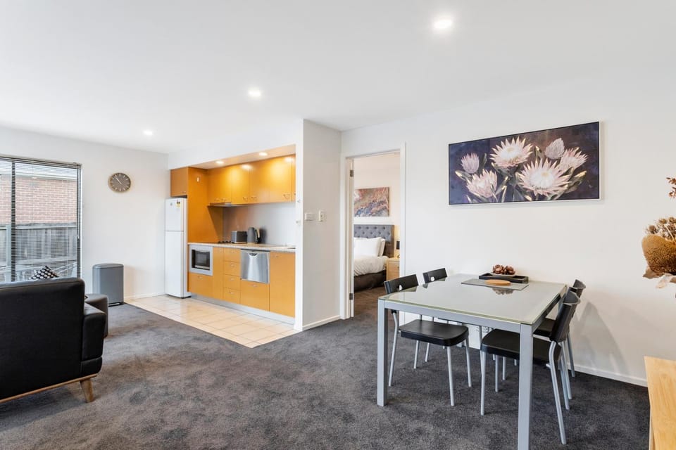 Kitchen or kitchenette, Living room, Seating area, Dining area, oven, stove