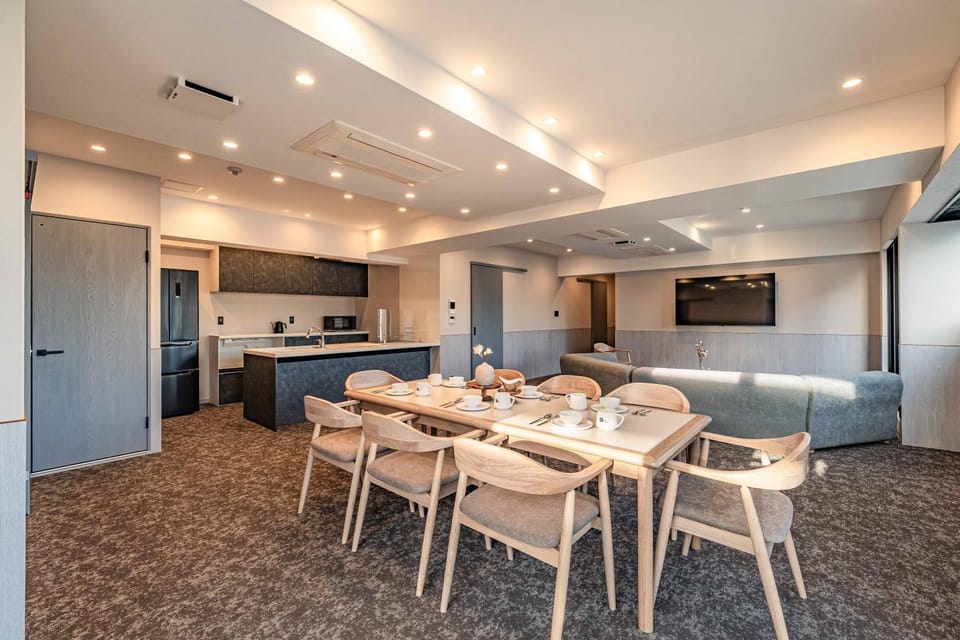 Kitchen or kitchenette, Living room, Seating area, Dining area
