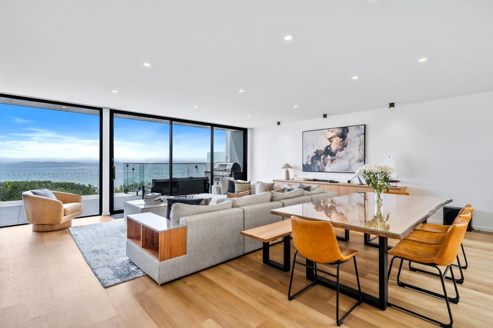 Natural landscape, TV and multimedia, Living room, Seating area, Dining area, Sea view