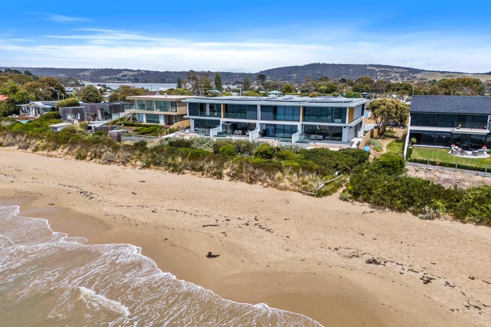 Award-winning beachfront luxury in Cremorne House in Tasmania