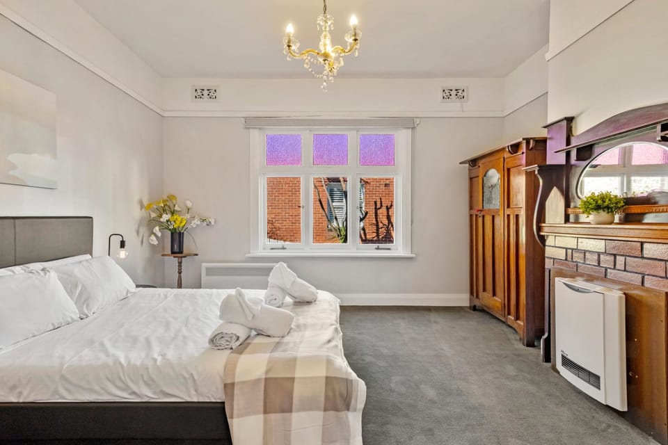 Bed, Photo of the whole room, Seating area, Bedroom, wardrobe