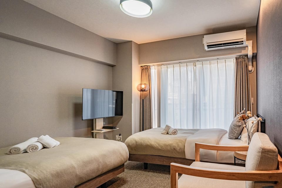 Communal lounge/ TV room, Bed, TV and multimedia, Living room, Photo of the whole room, Seating area, Evening entertainment, Bedroom, towels, air conditioner